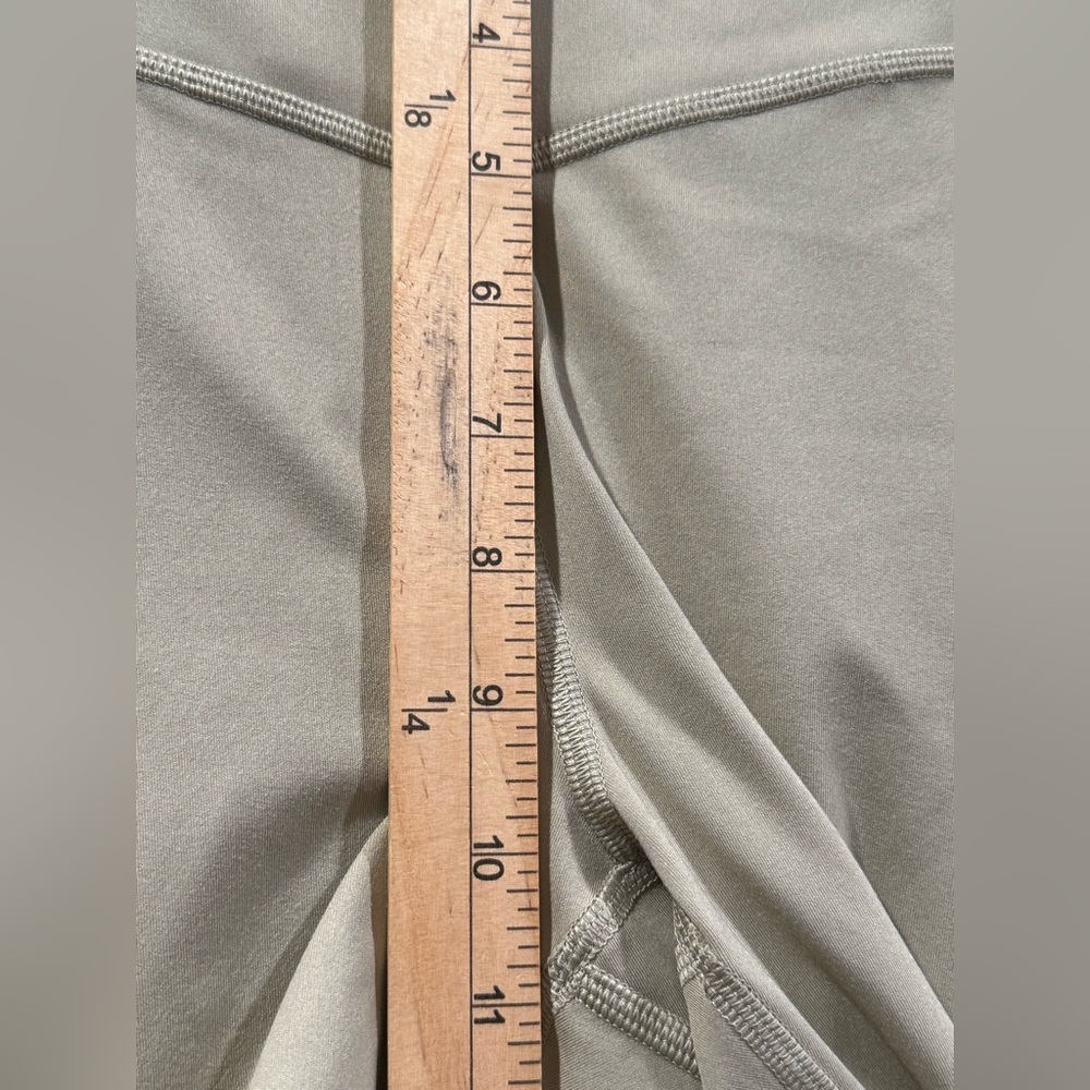THE NORTH FACE Dune Tan Stretch Biker Shorts Pockets Women’s Medium NWOT - Picture 3 of 9